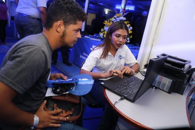 AIG ofrece trámites digitales en Feria Internacional de David