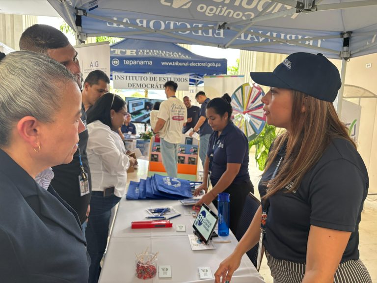 Asesores del 311 participan en Feria Interinstitucional por el Día Internacional del Acceso a la Información
