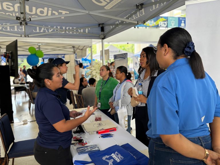 Centro de Atención Ciudadana 311 celebra 15 años de servicio al país